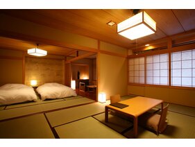 【和洋タイプ90平米】畳にフロアベッドを設置した寝室と10畳の和室を備え、ゆったりとお寛ぎいただけます。