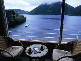 【和室10畳】高層階から眺める美しい然別湖(客室一例)