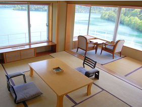 特別室（客室一例）絶景のレイクビュー。まるで湖に浮かぶような景色が堪能できます
