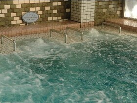 【バブバンドル】タコツボのような深くて狭い浴槽の中でジェット噴流がマッサージ効果を高めます。