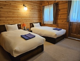 カナダ産ホワイトパインで造られた重厚なログハウス、木の香り漂う落ち着いたツインルームです。