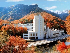 【秋の層雲閣グランドホテル】北海道の中でも１、２の早さでやって来る紅葉前線。木々の葉は錦秋に染まります。