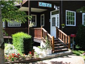 春から秋まで、宿の周りにはたくさんの花々とグリーンが