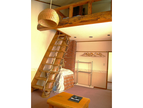ファミリールームは、15畳の広さ 吹き抜けの上には、ロフトがあって、山小屋風