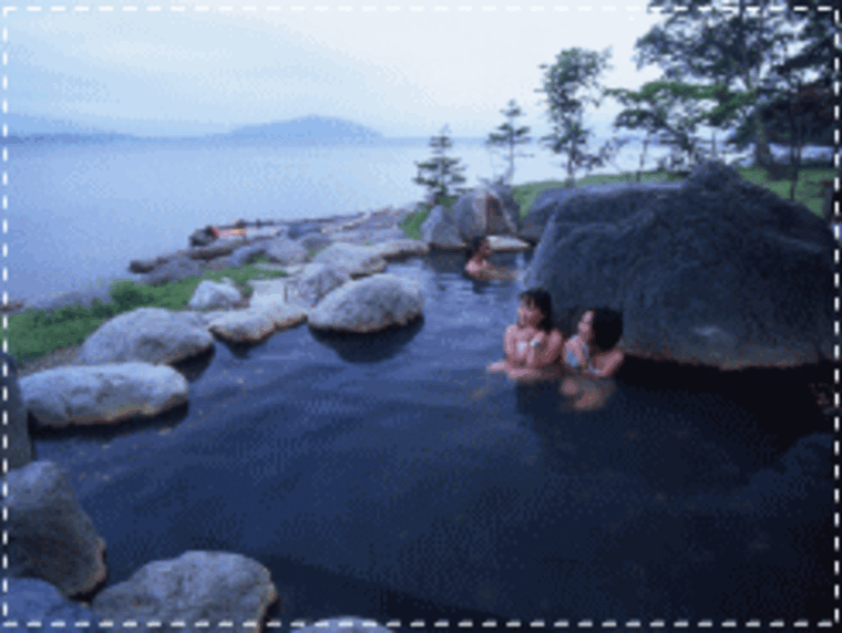 当館より車で30分の、屈斜路湖湖岸に位置する絶景の岩風呂「古丹の湯」