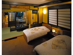バリアフリー対応の露天風呂付和洋室（ツインベッド＋6畳和室）は、2～4名様でご利用いただけます。