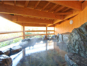 【岩風呂】岩風呂に屋根がかかった造り。泉温は低めに設定されて長湯を楽しめる。