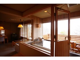 展望露天風呂付客室。バルコニーに設えた浴槽から、四季折々の景観をお楽しみいただけます。