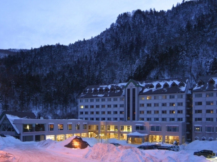 雪景色の峡谷をバックにライトアップされた朝陽リゾートホテル（12月～3月頃)