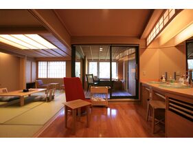 【雪花】Aタイプ和室部分。(12帖+ツイン+リビング+展望風呂)眺望は雄大な柱状摂理の岩肌