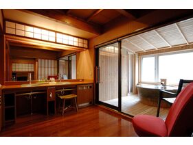 【雪花C】(和室+展望風呂)眺望は層雲峡の雄大な柱状摂理の岩肌。
