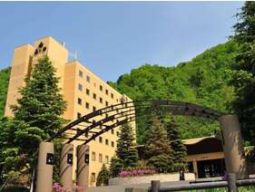 【外観（春～夏）】「森」がテーマのリゾートスパ。森の物語に溢れた空間で癒しのひと時を（イメージ写真）