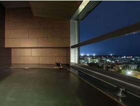 【SUITE一例】湯の川温泉をかけ流す客室風呂は、3人で入れるほどの広さです。