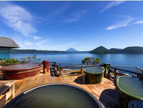 小さな陶器の浴槽に浸かり、「熱の湯」と洞爺湖の絶景を独り占め。