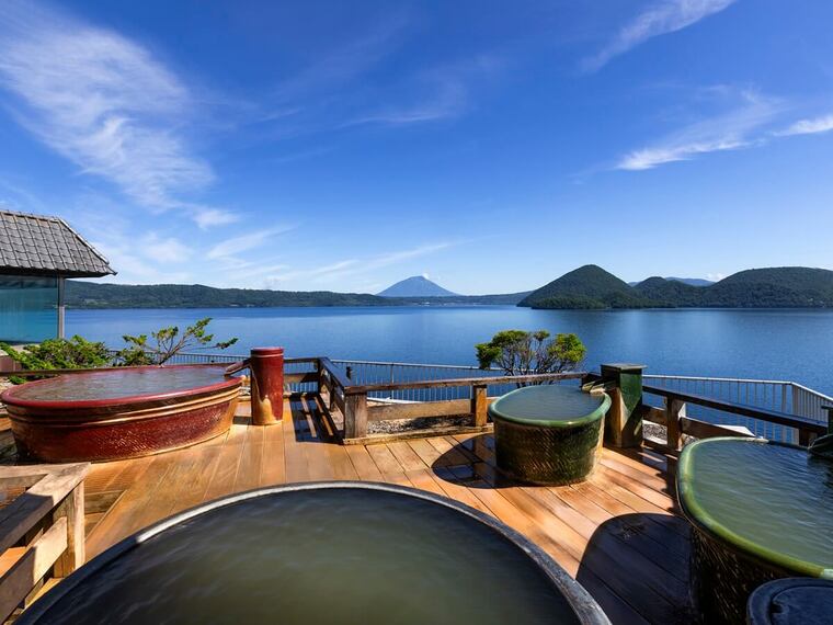 小さな陶器の浴槽に浸かり、「熱の湯」と洞爺湖の絶景を独り占め。