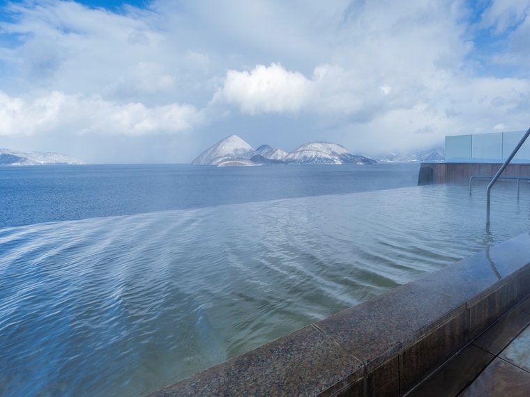 【天空露天風呂TENQOO】冬の洞爺湖とつながるような解放感あふれる露天風呂