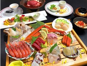 【夕食】羽幌海席膳プランのお造り(2名盛)。日本海近郊の山海の幸をご堪能ください。