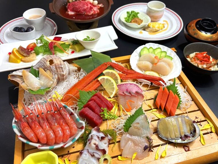 【夕食】羽幌海席膳プランのお造り(2名盛)。日本海近郊の山海の幸をご堪能ください。