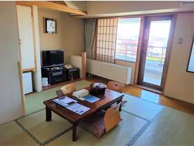 和室7.5畳間。バス・トイレ付。