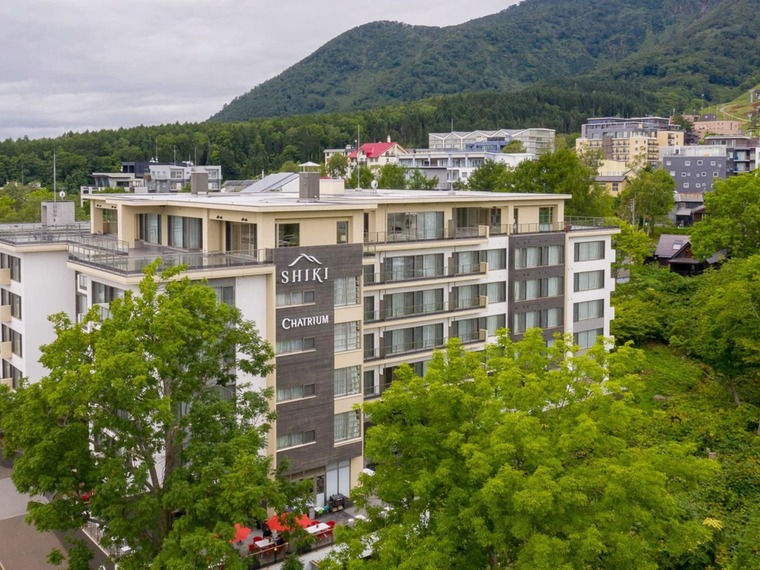 施設外観(夏)。夏のニセコは羊蹄山とアンヌプリの大自然が街を包み、のどかな時間が流れます。