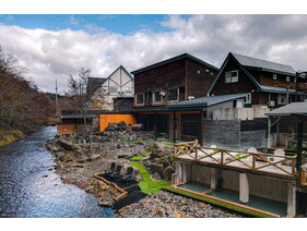 山と渓流に抱かれた温泉郷養老牛。湯量豊富な源泉掛け流しの美肌の湯をご堪能ください。