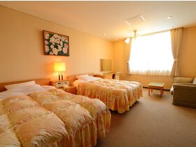 【洋室（一例）】ツインベットの洋室。窓からは空知平野やふるさと公園の風景をご覧いただけます。