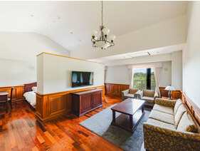 【クラシカルラグジュアリー】重厚でクラシカルなインテリアが落ち着く角部屋のお部屋。