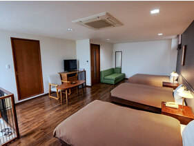 【ワンちゃん洋室】ご家族やグループにご好評のデラックストリプル31平米