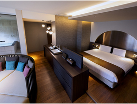 【キングベッドルーム】キングサイズのベッドでゆったりとした眠りの時間を