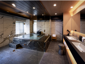 【プレミアムスイート801】広々とした空間に設けた温泉。滞在中はいつでもプライベート温泉が堪能できます