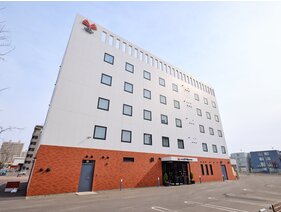 ホテル外観。全65室。野幌駅南口から徒歩1分です。
