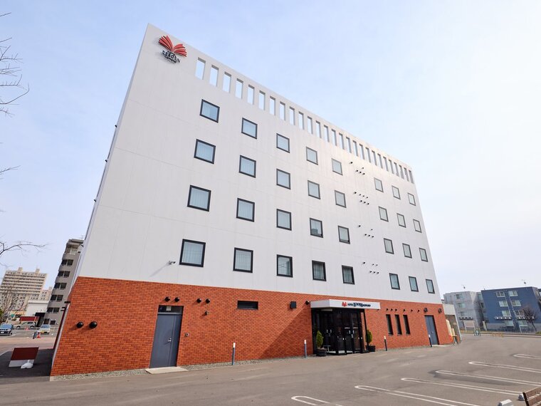ホテル外観。全65室。野幌駅南口から徒歩1分です。
