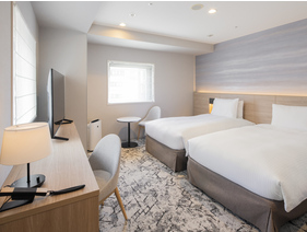 【2025年5月改装】デラックスコーナーツイン／27㎡の洋室ツインベッドルームです。※シャワーブースのみ。