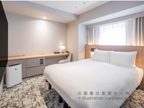 【2025年5月改装】スタンダードダブル(客室一例)/18㎡の洋室ダブルベッドルームです。ユニットバス。