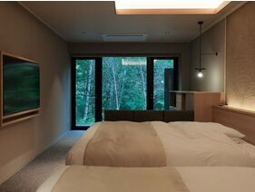 【翠巌離れ/展望風呂付洋室(1階)】床が全面フラットな1階客室は小さなバルコニー付です。