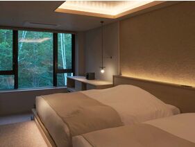 【翠巌離れ／展望風呂付洋室（2階）】窓に向かう2段の階段を降りると、座って山と巌を眺める事ができます。