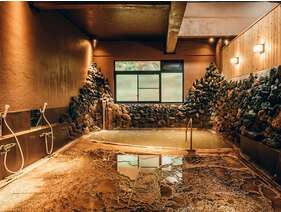 【内湯（上の湯）】にごり湯でアトピー・湿疹・火傷など優れた薬効がございます。