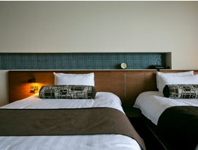 【SUITE一例】スタイリッシュなデザインのベッドサイド