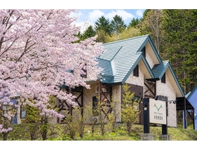 【外観】春にはホテル前の桜が綺麗です。