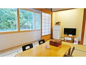 【ゆったり和室なぎさ】 14畳の広さが魅力。ご家族やグループ旅行に最適です。