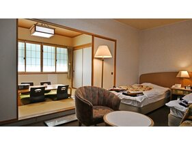 【和洋特別室】広々とした二間続きのお部屋です。ソファーセットでお寛ぎください。