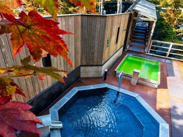 【森の散歩湯WOOD SPA】紅葉と温泉のコントラストが美しい秋の露天風呂をお楽しみください。