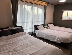 主寝室　シングルベット2台、ダブルベット1台
