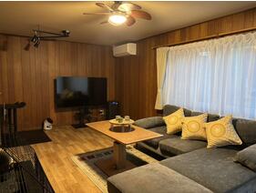 ６５インチ大型テレビ、ソファーは、ワンちゃん同伴のお客様には、カバーをお付けいたします。