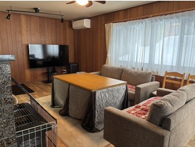 ６５インチ大型テレビ、ソファー、空気清浄機、炬燵テーブルがございます。