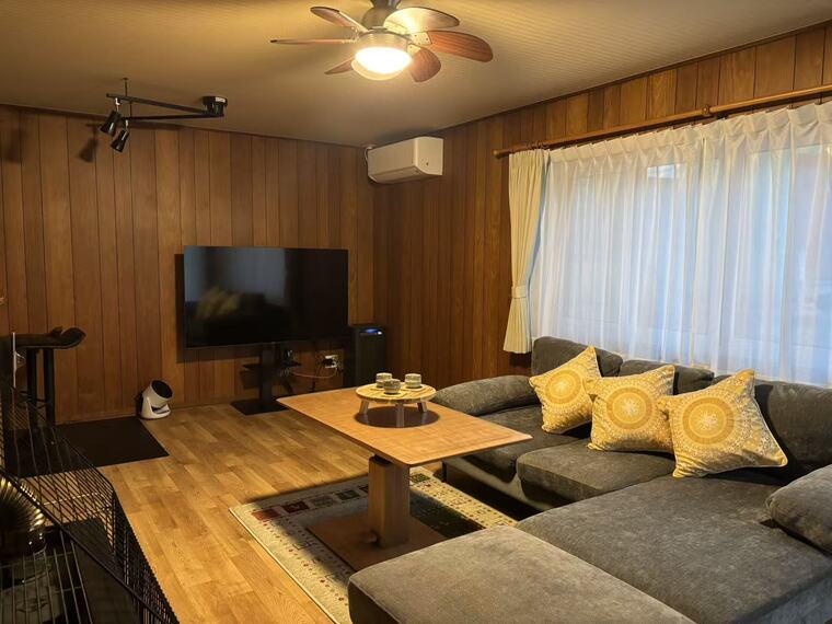 ６５インチ大型テレビ、ソファーは、ワンちゃん同伴のお客様には、カバーをお付けいたします。