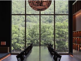 【3階ラウンジ「THE LOUNGE DAY OFF」】大きな窓と11Mの一枚板のテーブルが印象的です。