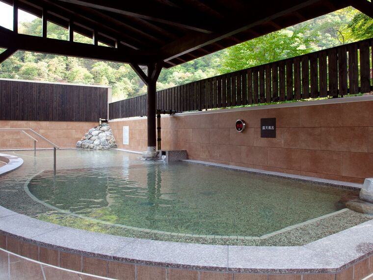 【露天風呂】季節の移ろいを間近に感じられる風情豊かな露天風呂です。