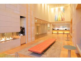 ホテルロビー／吹き抜けとなっており、天井高く開放感を感じていただけます