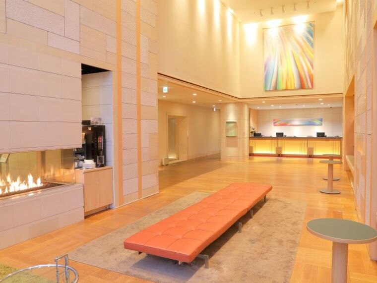 ホテルロビー／吹き抜けとなっており、天井高く開放感を感じていただけます